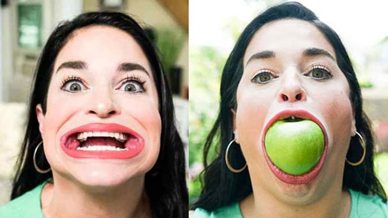 Largest Mouth Gap : ये है दुनिया में सबसे चौड़े मुंह वाली महिला, एक बार में निगल जाती है पूरा बर्गर Largest Mouth Gap : ये है दुनिया में सबसे चौड़े मुंह वाली महिला, एक बार में निगल जाती है पूरा बर्गर