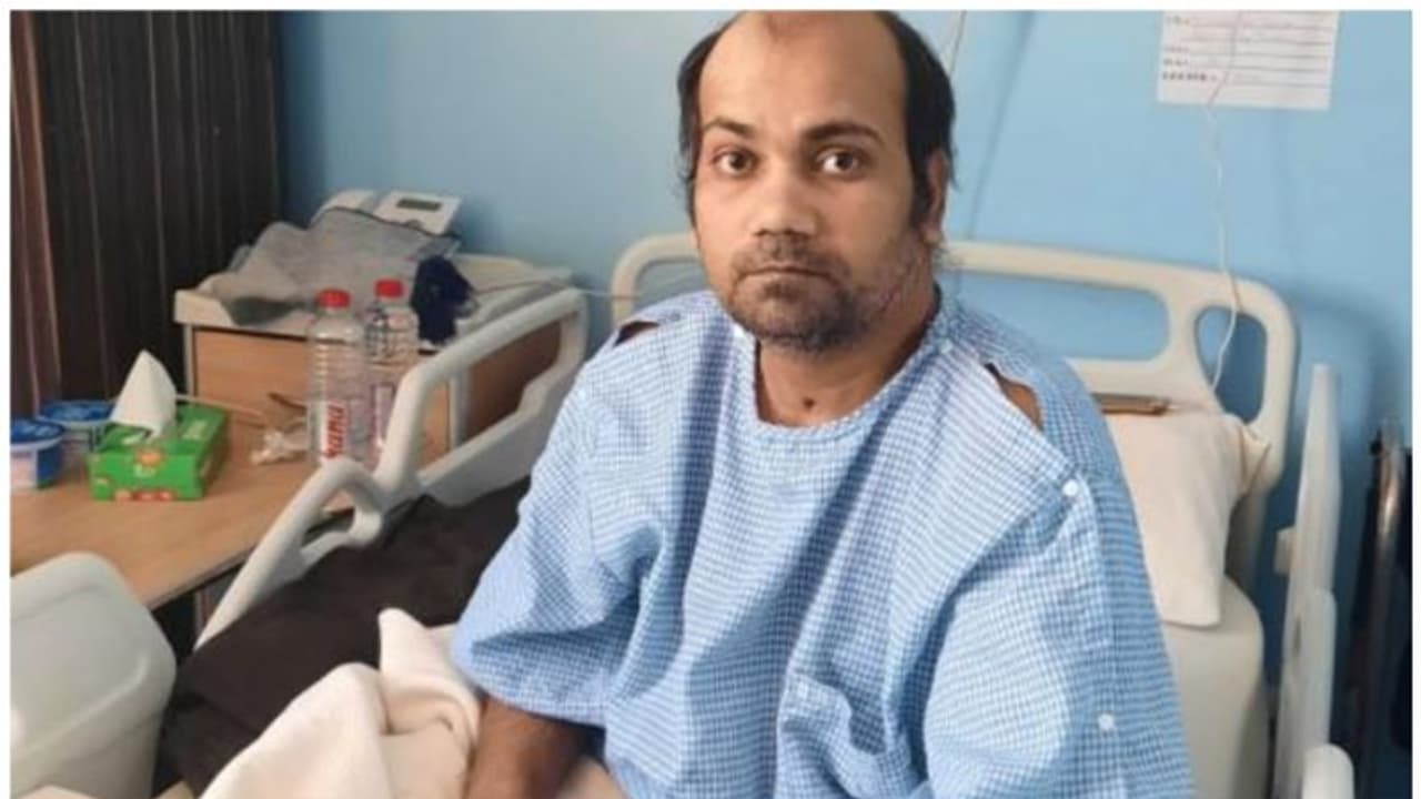 പക്ഷാഘാതം ബാധിച്ച് സൗദിയിലെ ആശുപത്രിയിൽ ഒന്നര വർഷം; യുപി സ്വദേശി നാടണഞ്ഞു പക്ഷാഘാതം ബാധിച്ച് സൗദിയിലെ ആശുപത്രിയിൽ ഒന്നര വർഷം; യുപി സ്വദേശി നാടണഞ്ഞു