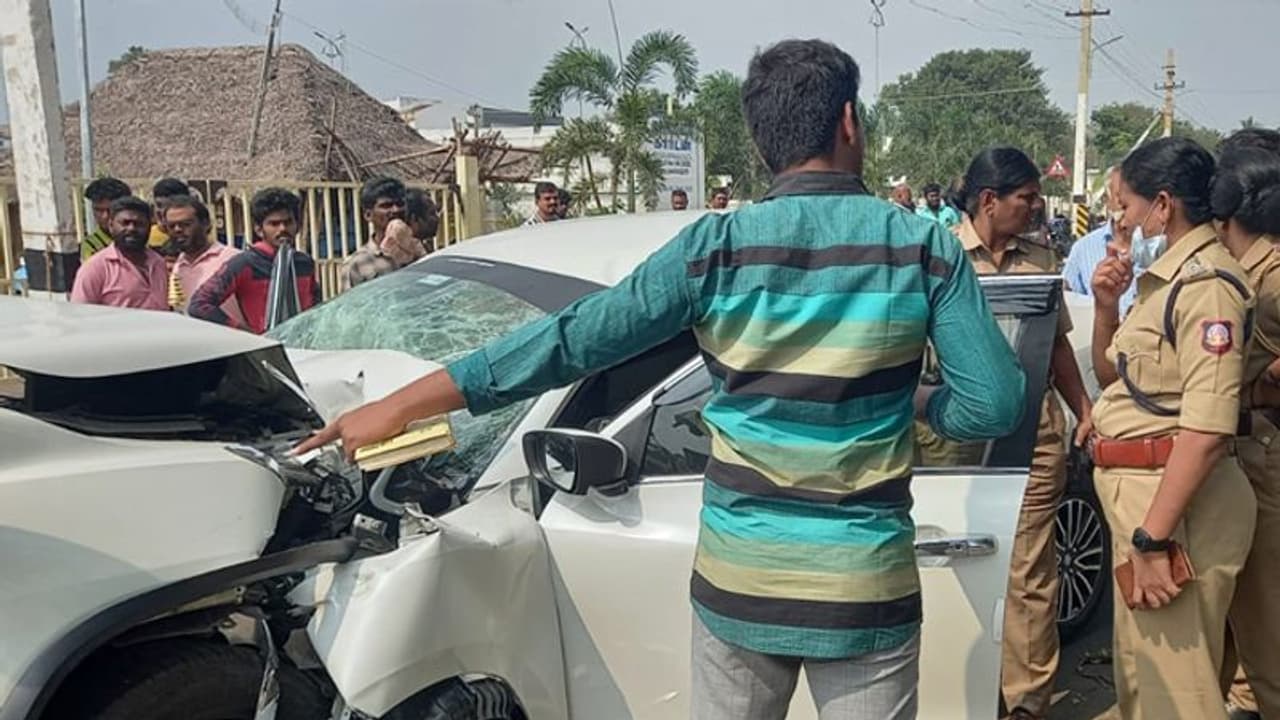 தஞ்சையில் பயங்கரம்! கண்ணிமைக்கும் நேரத்தில் கார்கள் நேருக்கு நேர் மோதல்! இரண்டு திமுக முக்கிய நிர்வாகிகள் பலி தஞ்சையில் பயங்கரம்! கண்ணிமைக்கும் நேரத்தில் கார்கள் நேருக்கு நேர் மோதல்! இரண்டு திமுக முக்கிய நிர்வாகிகள் பலி