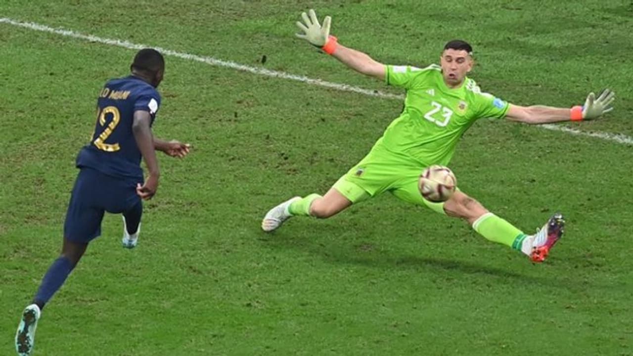 നൂറ്റാണ്ടിന്റെ സേവ്! മെസിക്ക് വേണ്ടി മരിക്കാന് തയ്യാറെന്ന് എമിലിയാനോ മാര്ട്ടിനെസ് പറഞ്ഞത് വെറുതല്ല വീഡിയോ നൂറ്റാണ്ടിന്റെ സേവ്! മെസിക്ക് വേണ്ടി മരിക്കാന് തയ്യാറെന്ന് എമിലിയാനോ മാര്ട്ടിനെസ് പറഞ്ഞത് വെറുതല്ല വീഡിയോ