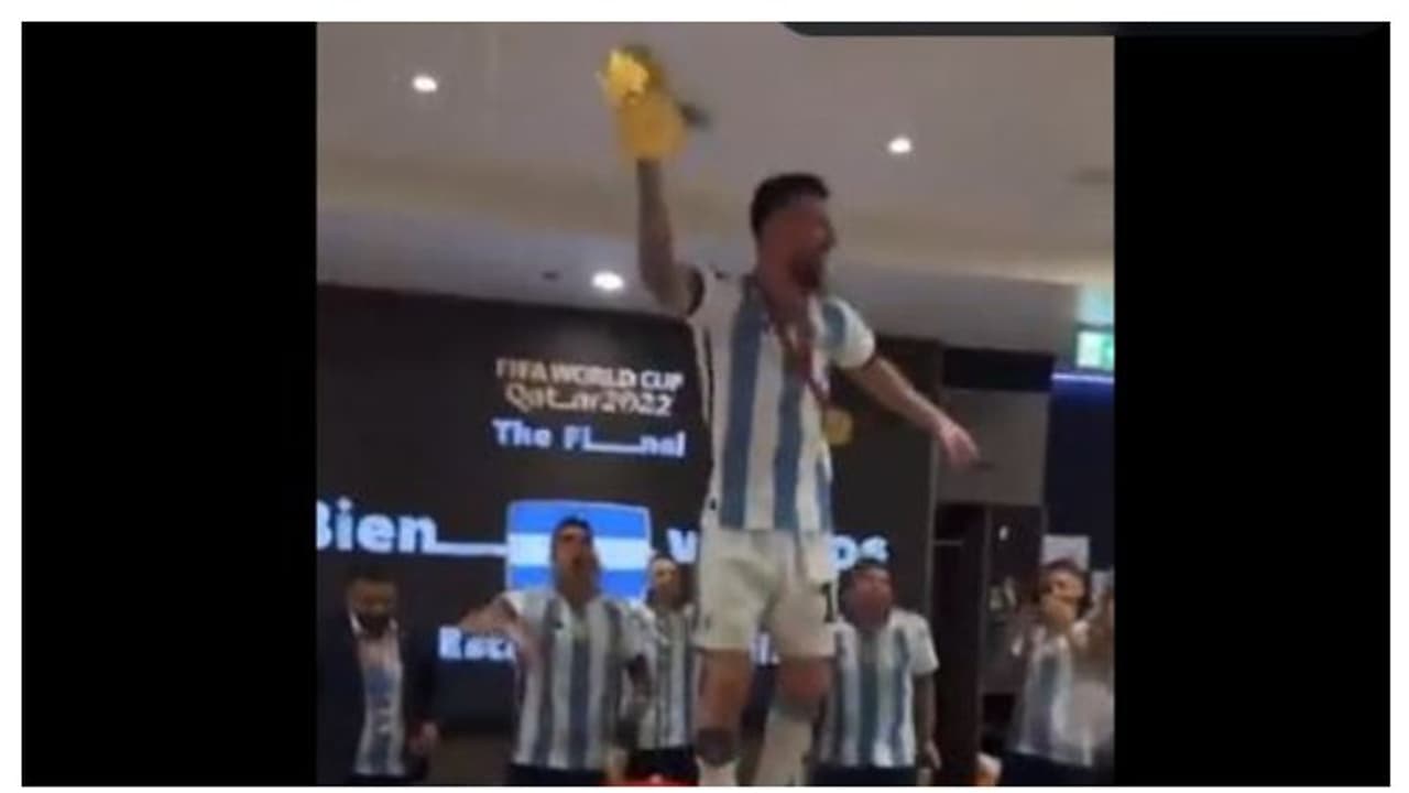 ഡ്രസിങ് റൂമിലെ മേശക്ക് മുകളിൽ ലോകകപ്പുമായി കൊച്ചുകുട്ടിയെപ്പോലെ തുള്ളിച്ചാടുന്ന മെസി വീഡിയോ ഡ്രസിങ് റൂമിലെ മേശക്ക് മുകളിൽ ലോകകപ്പുമായി കൊച്ചുകുട്ടിയെപ്പോലെ തുള്ളിച്ചാടുന്ന മെസി വീഡിയോ