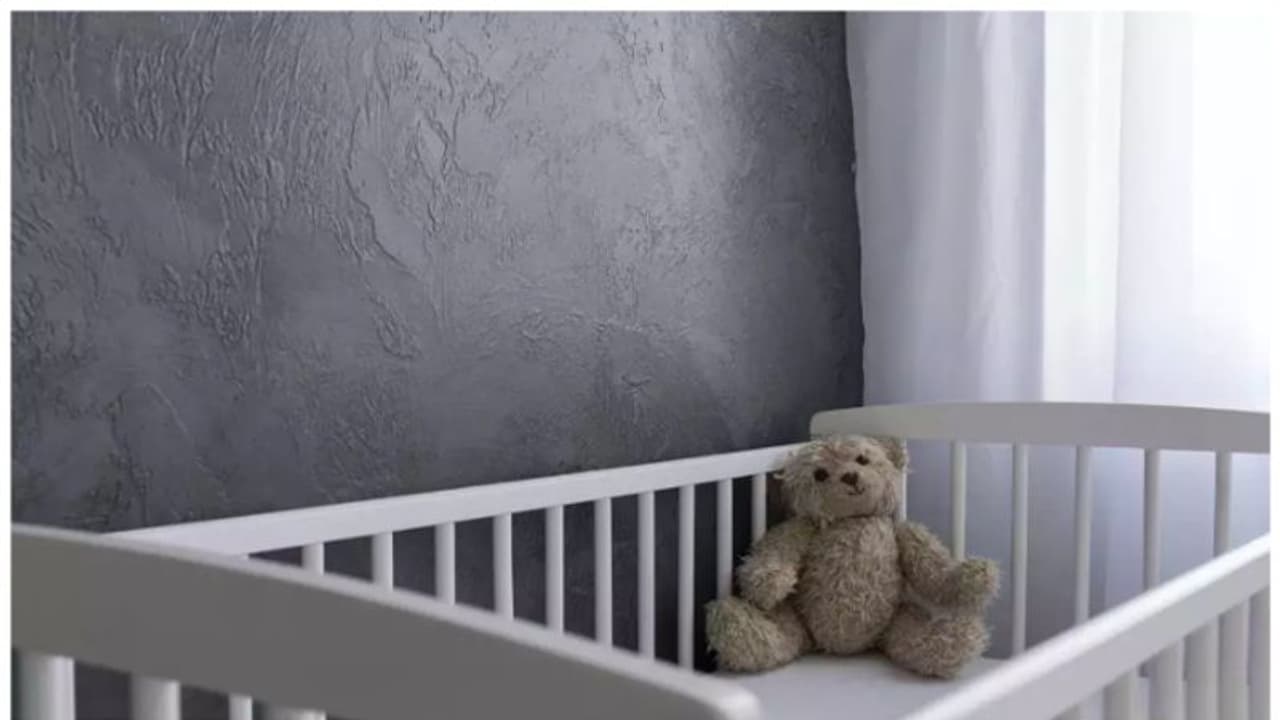 ഉറക്കത്തിൽ പിഞ്ചുകുഞ്ഞിന് മേൽ അമ്മ അബദ്ധത്തിൽ മറിഞ്ഞുവീണു; ഒന്നരവയസ്സുകാരൻ മരിച്ചു; കൊലപാതകമെന്ന് പിതാവ്