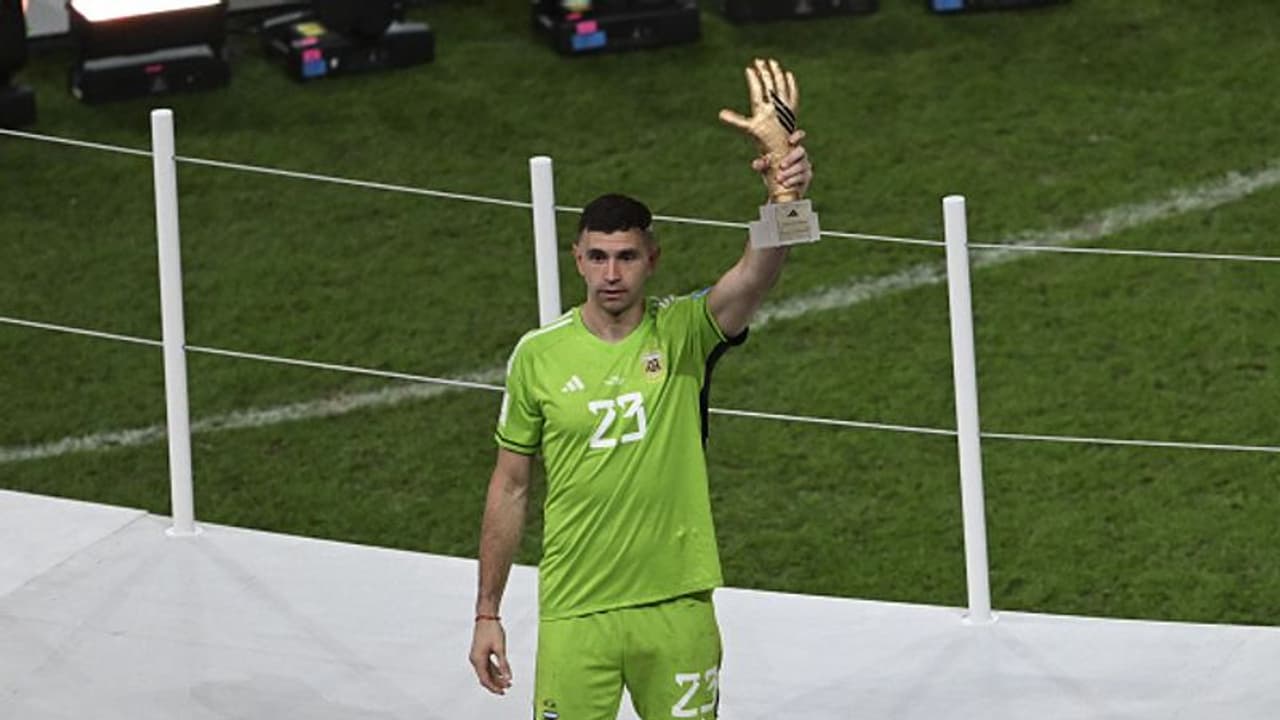 ഗോൾഡൻ ഗ്ലൗ പുരസ്‌കാരം വച്ച് അശ്ലീല ആംഗ്യം; അര്‍ജന്റീനന്‍ സൂപ്പര്‍ ഗോളി വിവാദത്തില്‍.!