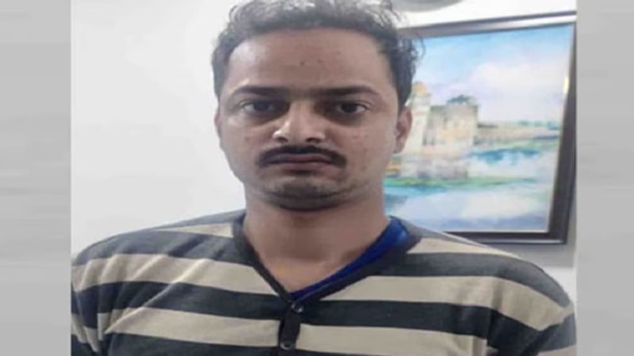 शादी का झांसा देकर युवती का किडनैप, धर्म परिवर्तन के लिए सूरत ले जा रहे युवक को पुलिस ने रास्ते में पकड़ा शादी का झांसा देकर युवती का किडनैप, धर्म परिवर्तन के लिए सूरत ले जा रहे युवक को पुलिस ने रास्ते में पकड़ा