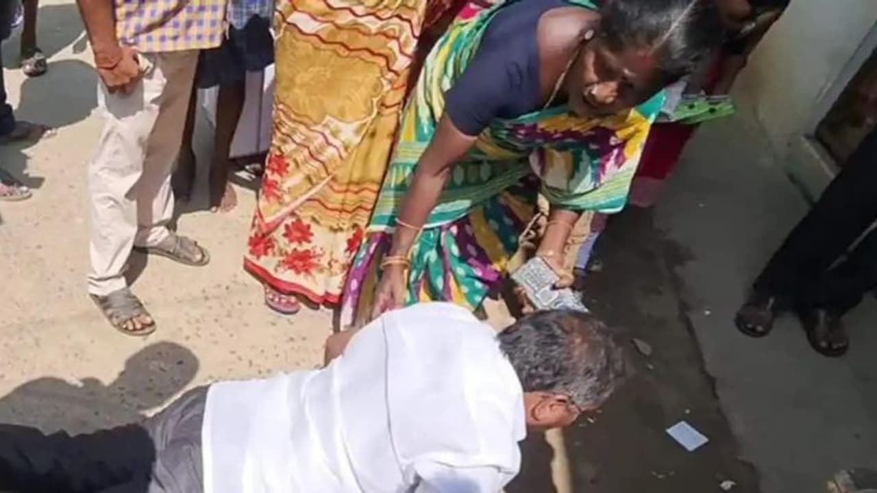 மேடையில் எடப்பாடி பழனிசாமி காலில் விழுந்த பாமக எம்எல்ஏ; நிர்வாகிகள் அதிர்ச்சி