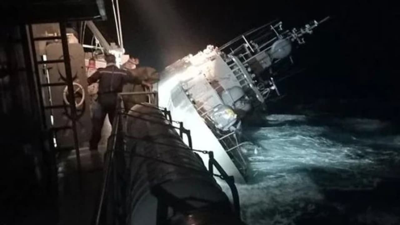 തായ്ലാൻഡ് യുദ്ധക്കപ്പൽ ഉൾക്കടലിൽ മുങ്ങി; കപ്പലിൽ കുടുങ്ങിയ 33 നാവികരെ രക്ഷിക്കാൻ ശ്രമം തുടരുന്നു 