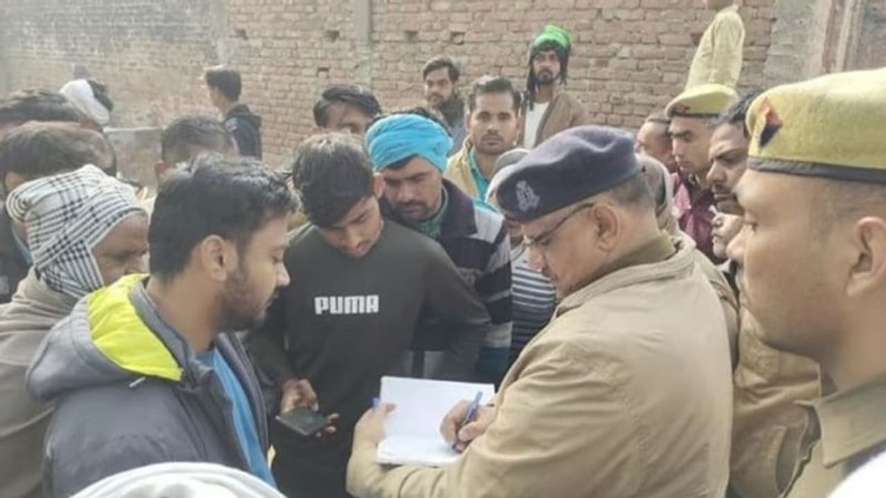 फिरोजाबाद: मॉर्निंग वॉक पर निकले वकील की गोली मारकर हत्या, मृतक के बेटे ने पिता को लेकर पुलिस को बताई ये बात फिरोजाबाद: मॉर्निंग वॉक पर निकले वकील की गोली मारकर हत्या, मृतक के बेटे ने पिता को लेकर पुलिस को बताई ये बात