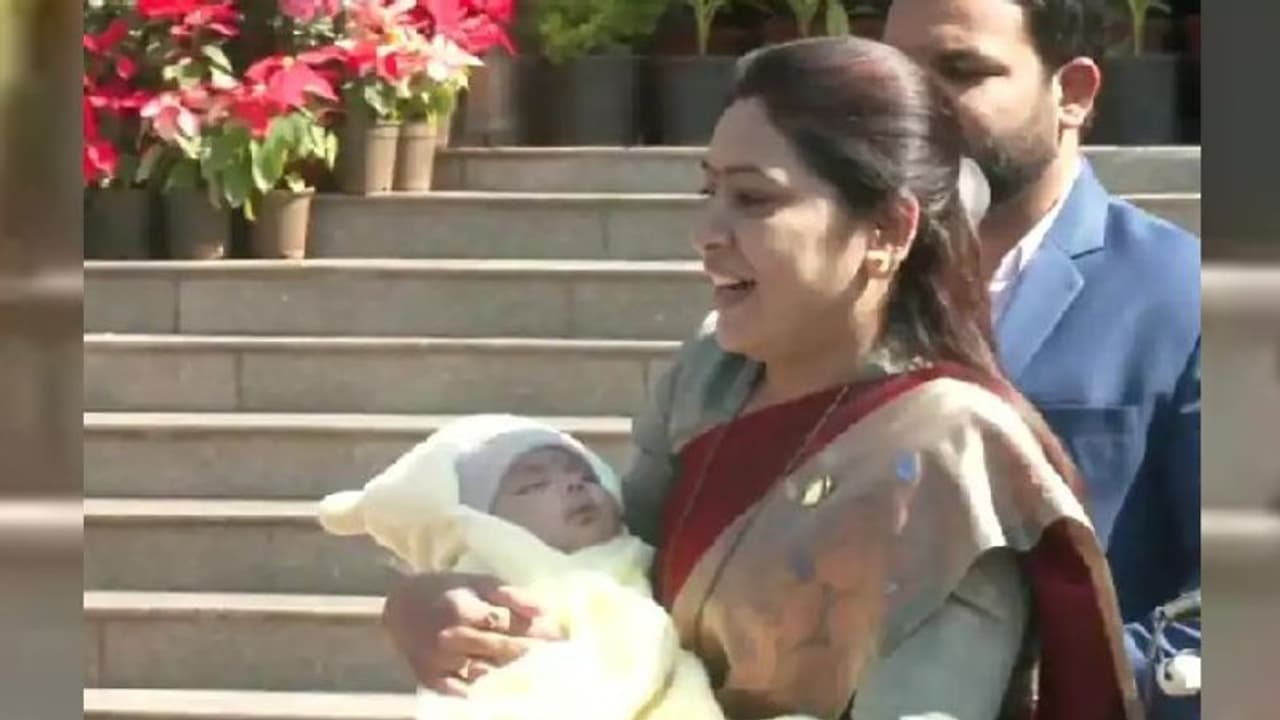  अपने नवजात बच्चे को गोद में लेकर विधानसभा पहुंची ये विधायक, बोलीं जनता के जवाब लेने आई हूं