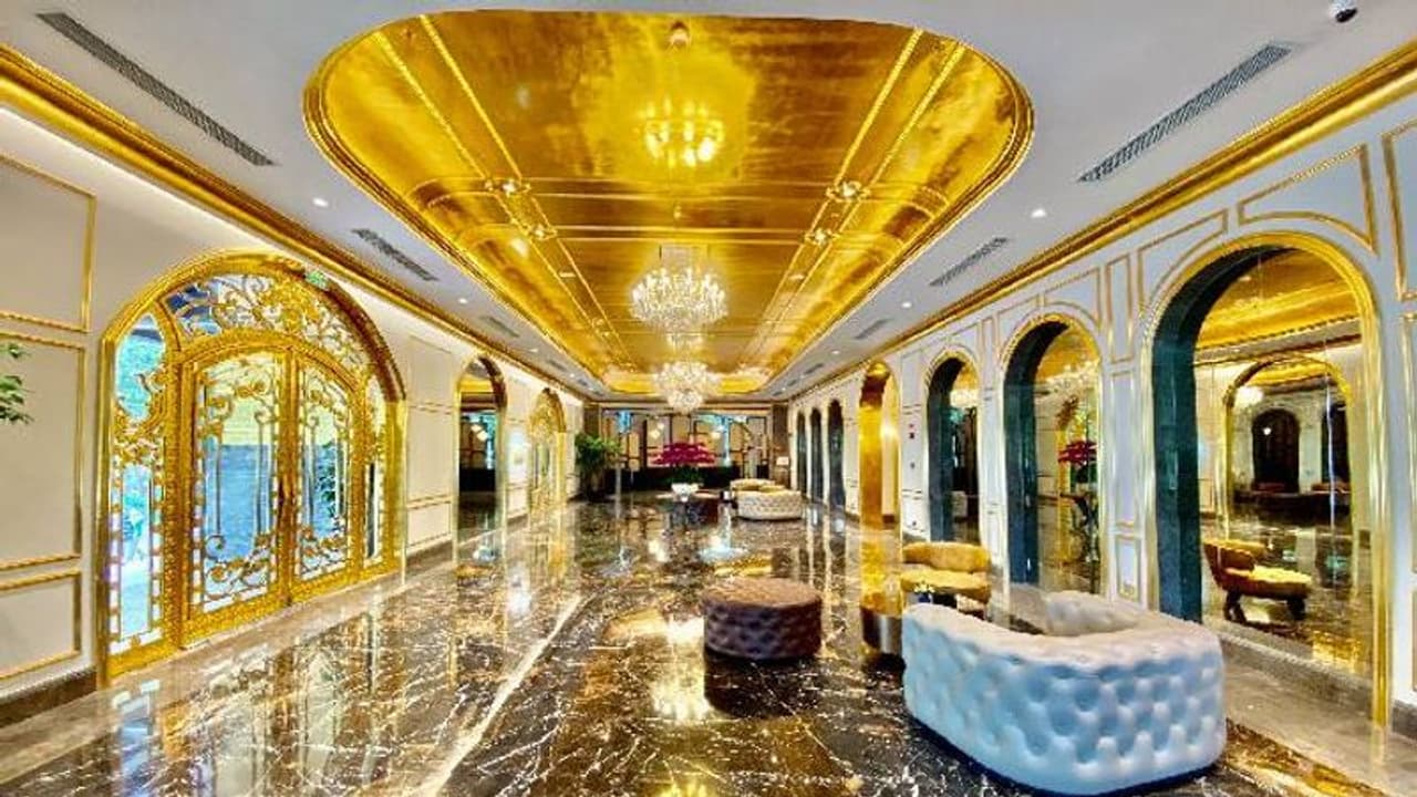 ടോയ്ലെറ്റുകൾ മുതൽ തൂണുകൾ വരെ സ്വർണ്ണത്തിൽ പൊതിഞ്ഞത്; 24 കാരറ്റ് സ്വർണത്തിൽ മുങ്ങിയ ഹോട്ടൽ! ടോയ്ലെറ്റുകൾ മുതൽ തൂണുകൾ വരെ സ്വർണ്ണത്തിൽ പൊതിഞ്ഞത്; 24 കാരറ്റ് സ്വർണത്തിൽ മുങ്ങിയ ഹോട്ടൽ!