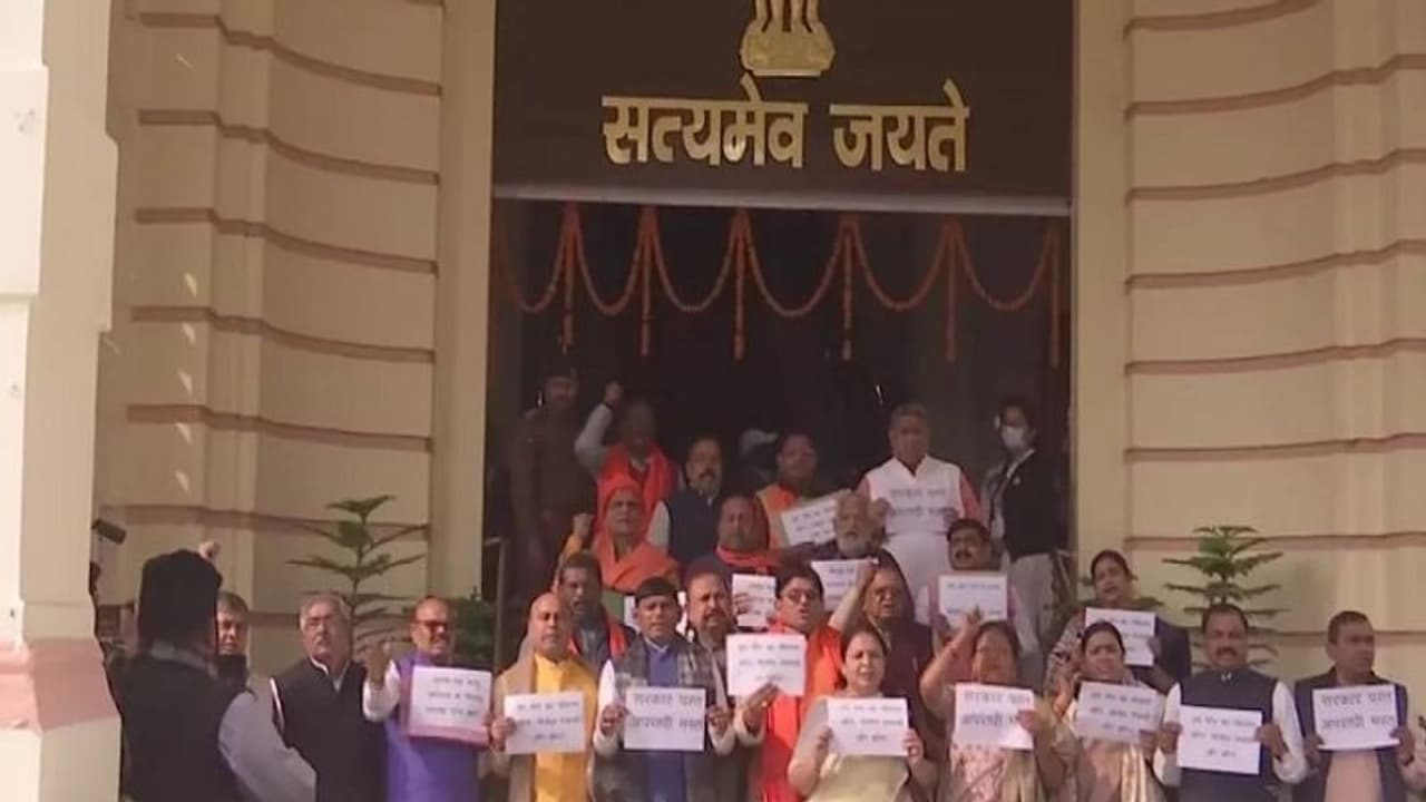 बिहार: विधानसभा के बाहर भाजपा विधायकों का हंगामा, बोले सरकार पस्त, अपराधी मस्त 