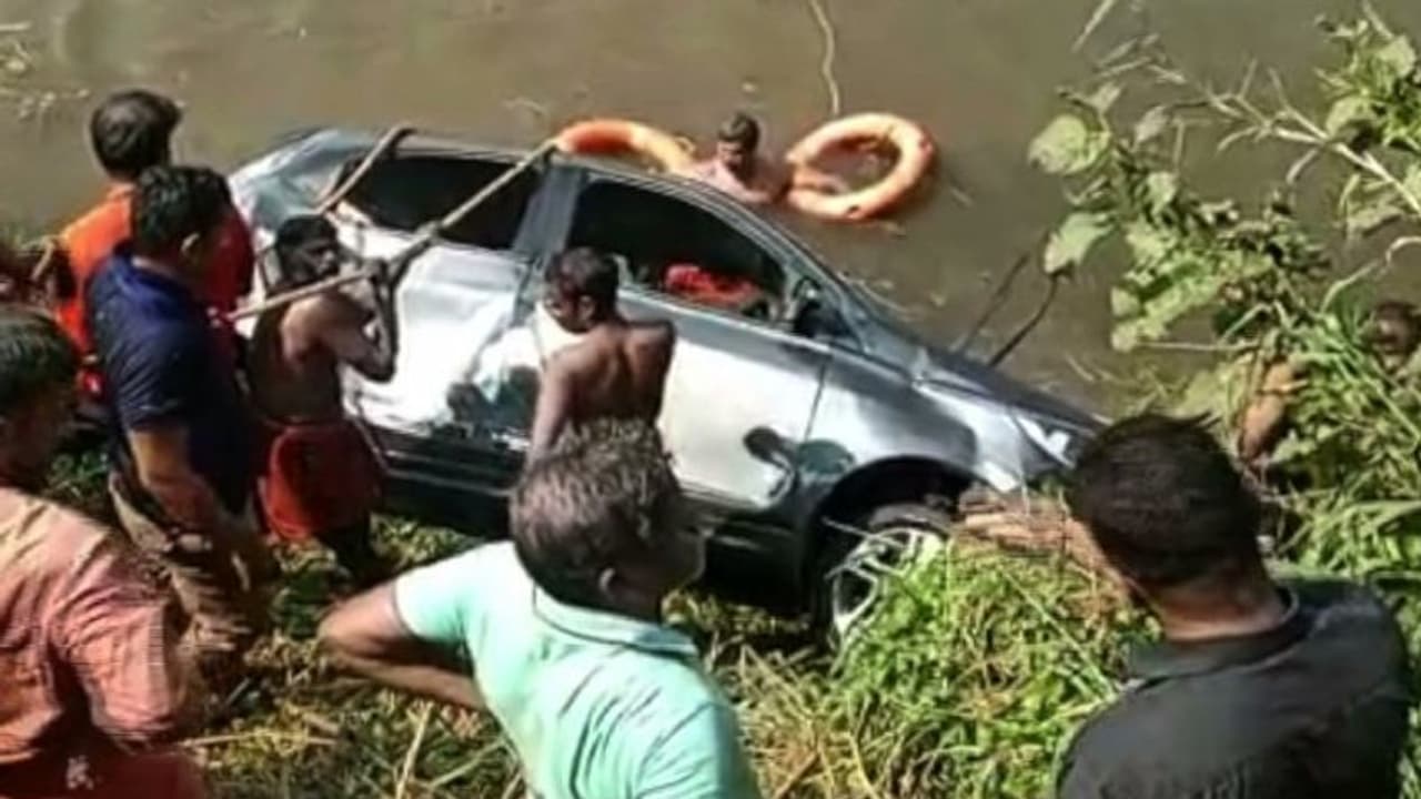 ആറാട്ടുപുഴയിൽ കാർ പുഴയിലേക്ക് മറിഞ്ഞ് മുത്തച്ഛനും പേരക്കുട്ടിയും മരിച്ചു ആറാട്ടുപുഴയിൽ കാർ പുഴയിലേക്ക് മറിഞ്ഞ് മുത്തച്ഛനും പേരക്കുട്ടിയും മരിച്ചു