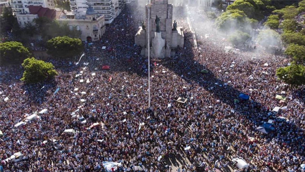 फ्लाइट से लेकर सड़कों पर दिखा फीफा का रंग, अर्जेंटीना की जीत में निकले लंबे चौड़े काफिले फ्लाइट से लेकर सड़कों पर दिखा फीफा का रंग, अर्जेंटीना की जीत में निकले लंबे चौड़े काफिले