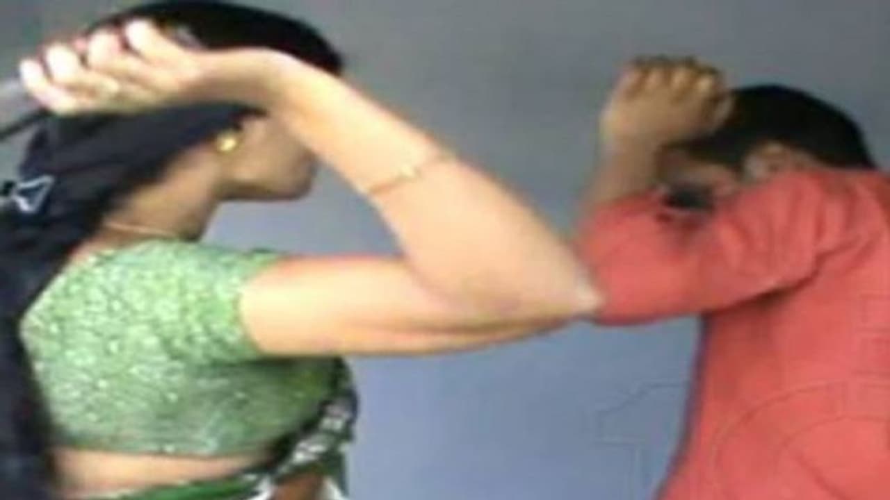 యాక్సిడెంట్ అయ్యిందని పరామర్శించబోతే.. కట్టేసి, చెప్పులతో కొట్టారు... యాక్సిడెంట్ అయ్యిందని పరామర్శించబోతే.. కట్టేసి, చెప్పులతో కొట్టారు...