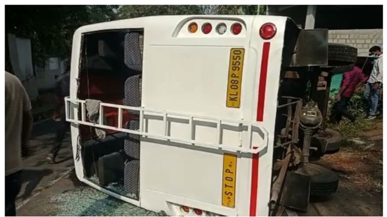 കുതിരവട്ടത്തിന് സമീപം സ്കൂള് വാന് അപകടത്തില്പ്പെട്ടു: 3 കുട്ടികള്ക്ക് നിസാര പരിക്ക് കുതിരവട്ടത്തിന് സമീപം സ്കൂള് വാന് അപകടത്തില്പ്പെട്ടു: 3 കുട്ടികള്ക്ക് നിസാര പരിക്ക്