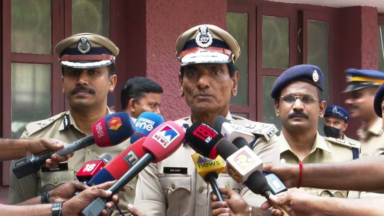 പുതുവർഷാഘോഷം: ലഹരി ഉപയോഗം തടയാൻ സംസ്ഥാനത്ത് സ്പെഷൽ ഡ്രൈവ് ഉണ്ടാകുമെന്ന് പൊലീസ് മേധാവി പുതുവർഷാഘോഷം: ലഹരി ഉപയോഗം തടയാൻ സംസ്ഥാനത്ത് സ്പെഷൽ ഡ്രൈവ് ഉണ്ടാകുമെന്ന് പൊലീസ് മേധാവി