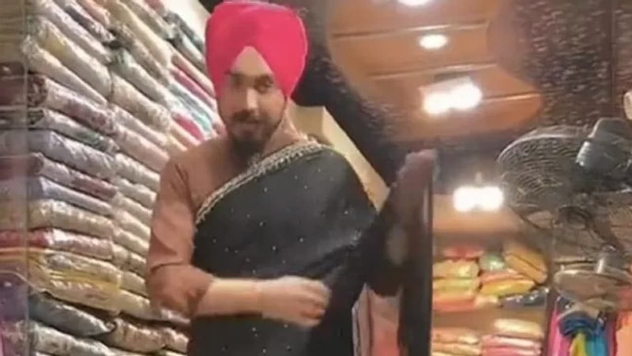 സ്ത്രീകള്ക്ക് കഴിയുമോ ഇങ്ങനെ സാരിയുടുക്കാൻ; വീഡിയോ... സ്ത്രീകള്ക്ക് കഴിയുമോ ഇങ്ങനെ സാരിയുടുക്കാൻ; വീഡിയോ...