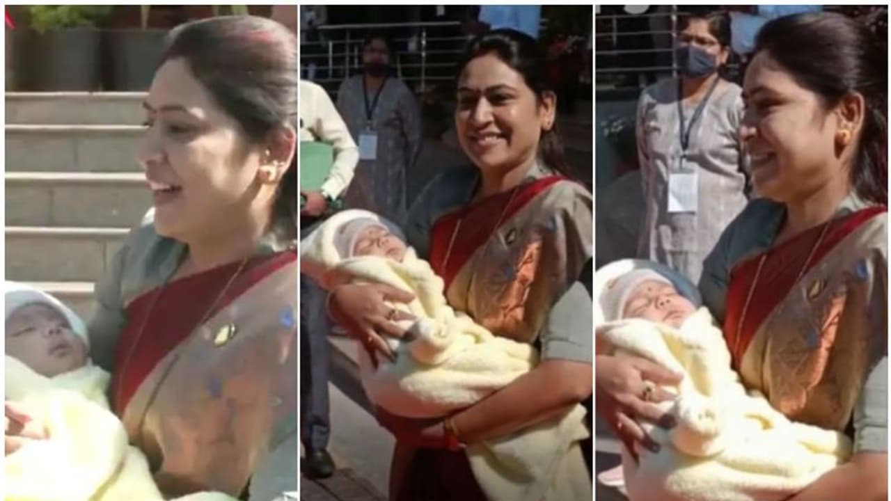 'അമ്മയാണ്.... പക്ഷേ'; പിഞ്ചുകുഞ്ഞുമായി നിയമസഭാ സമ്മേളനത്തിനെത്തി എംഎൽഎ: വീഡിയോ വൈറൽ 'അമ്മയാണ്.... പക്ഷേ'; പിഞ്ചുകുഞ്ഞുമായി നിയമസഭാ സമ്മേളനത്തിനെത്തി എംഎൽഎ: വീഡിയോ വൈറൽ