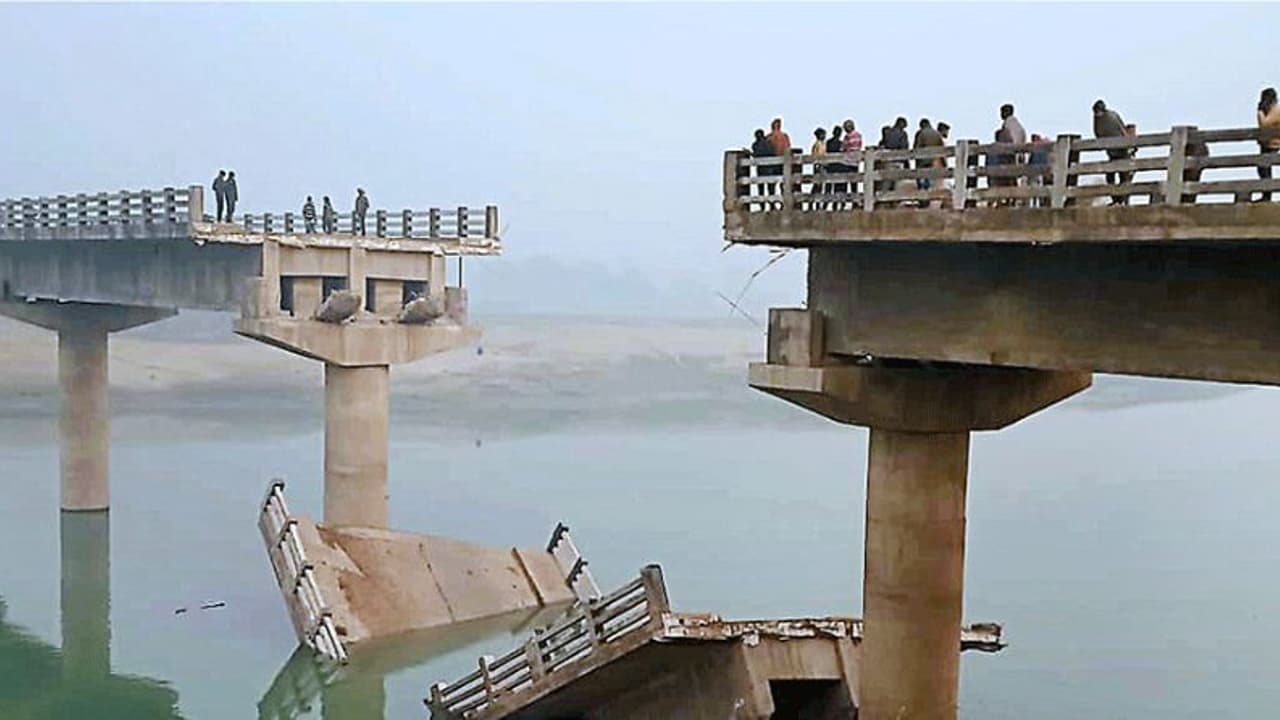 13 കോടിയുടെ പാലം ഉദ്ഘാടനത്തിനു മുമ്പ് തകര്ന്നുവീണു! 13 കോടിയുടെ പാലം ഉദ്ഘാടനത്തിനു മുമ്പ് തകര്ന്നുവീണു!