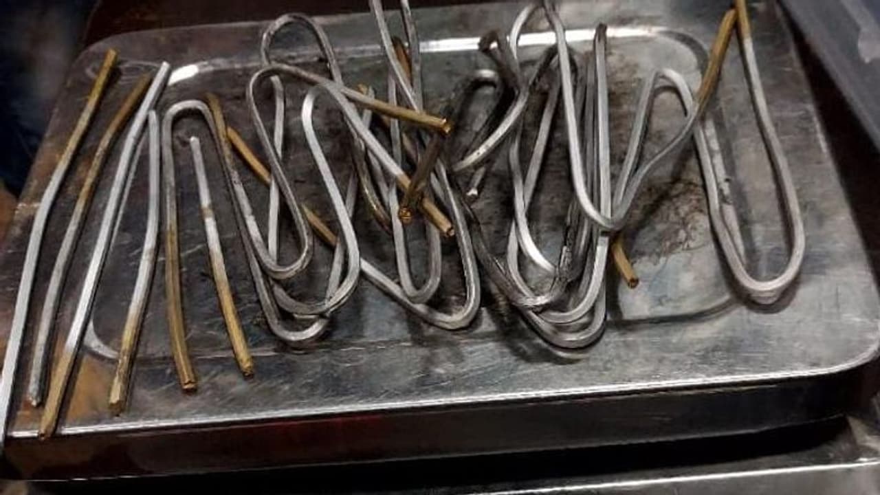 लोहे की तरह दिखने वाली इन छड़ों की सच्चाई चौंकाने वाली, रंग निकाला तो उड़ गए होश...कीमत थी 48 लाख लोहे की तरह दिखने वाली इन छड़ों की सच्चाई चौंकाने वाली, रंग निकाला तो उड़ गए होश...कीमत थी 48 लाख