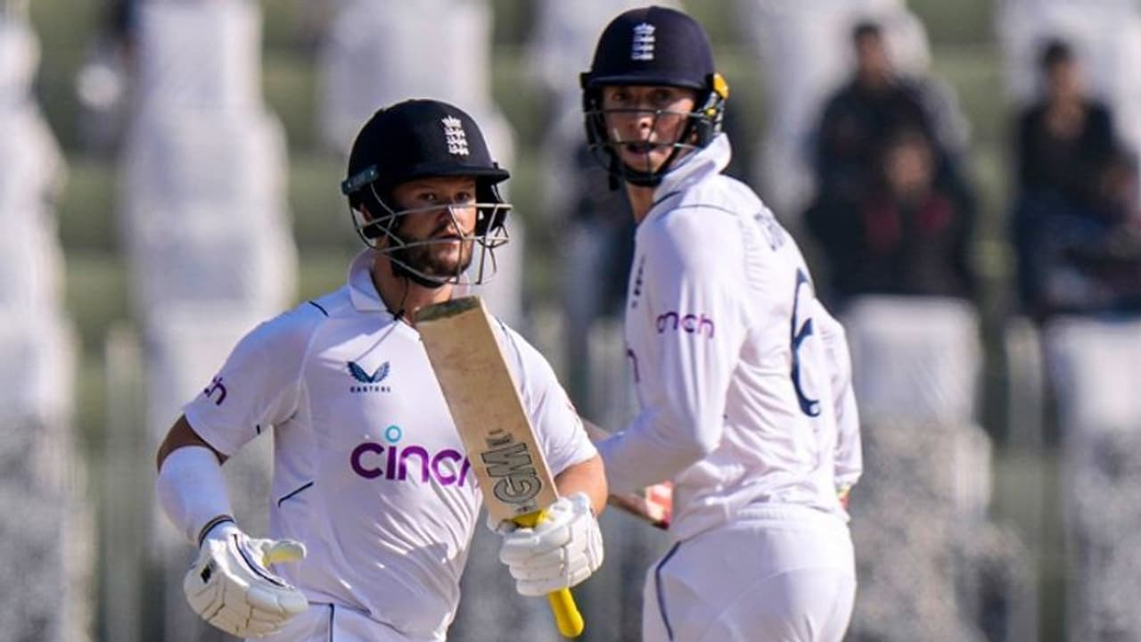 అవి టెస్టులా.. టీ20లా..? బాదుడే బాదుడు.. మరో ఐదారు ఓవర్లుంటే కరాచీ టెస్టు మూడో రోజే ముగిసేదేమో.. అవి టెస్టులా.. టీ20లా..? బాదుడే బాదుడు.. మరో ఐదారు ఓవర్లుంటే కరాచీ టెస్టు మూడో రోజే ముగిసేదేమో..