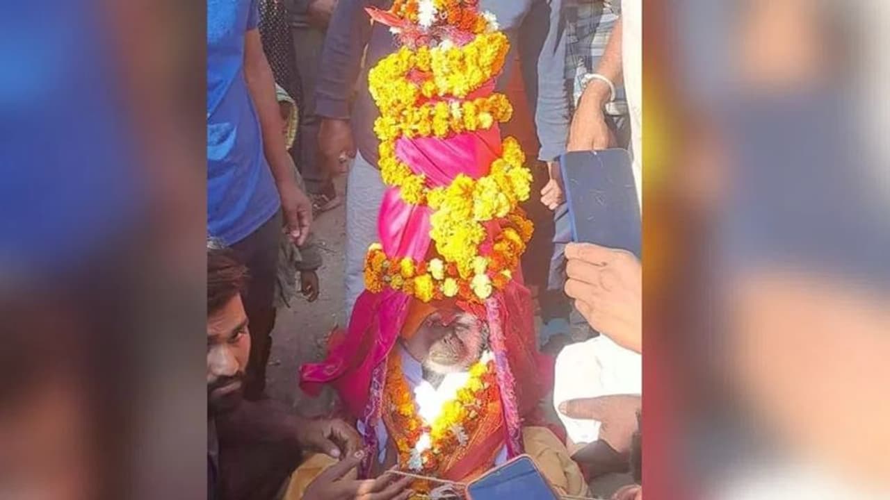राजस्थान में दिखी पशु से प्रेम की अनोखी कहानीः बंदर की मौत के बाद इंसानों की तरह निकाली गई शव यात्रा राजस्थान में दिखी पशु से प्रेम की अनोखी कहानीः बंदर की मौत के बाद इंसानों की तरह निकाली गई शव यात्रा