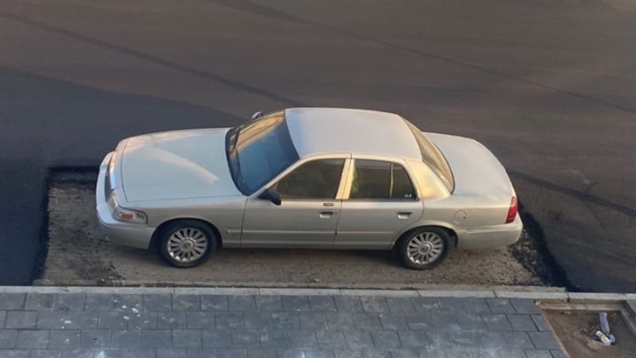 കാര് പാര്ക്ക് ചെയ്തിരുന്ന ഭാഗം ഒഴിവാക്കി ടാറിങ്; സൗദിയില് കരാറുകാരനെ കൊണ്ട് വീണ്ടും ടാര് ചെയ്യിച്ചു കാര് പാര്ക്ക് ചെയ്തിരുന്ന ഭാഗം ഒഴിവാക്കി ടാറിങ്; സൗദിയില് കരാറുകാരനെ കൊണ്ട് വീണ്ടും ടാര് ചെയ്യിച്ചു