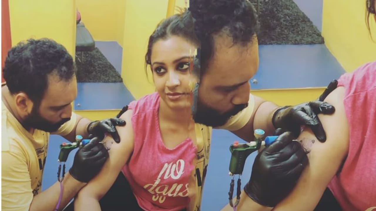 അഭിനയവും ഡാൻസും മാത്രമല്ല, ടാറ്റൂയിഗും അറിയാം; സൗഭാഗ്യയ്ക്ക് ടാറ്റൂ അടിച്ച് അർജുൻ അഭിനയവും ഡാൻസും മാത്രമല്ല, ടാറ്റൂയിഗും അറിയാം; സൗഭാഗ്യയ്ക്ക് ടാറ്റൂ അടിച്ച് അർജുൻ