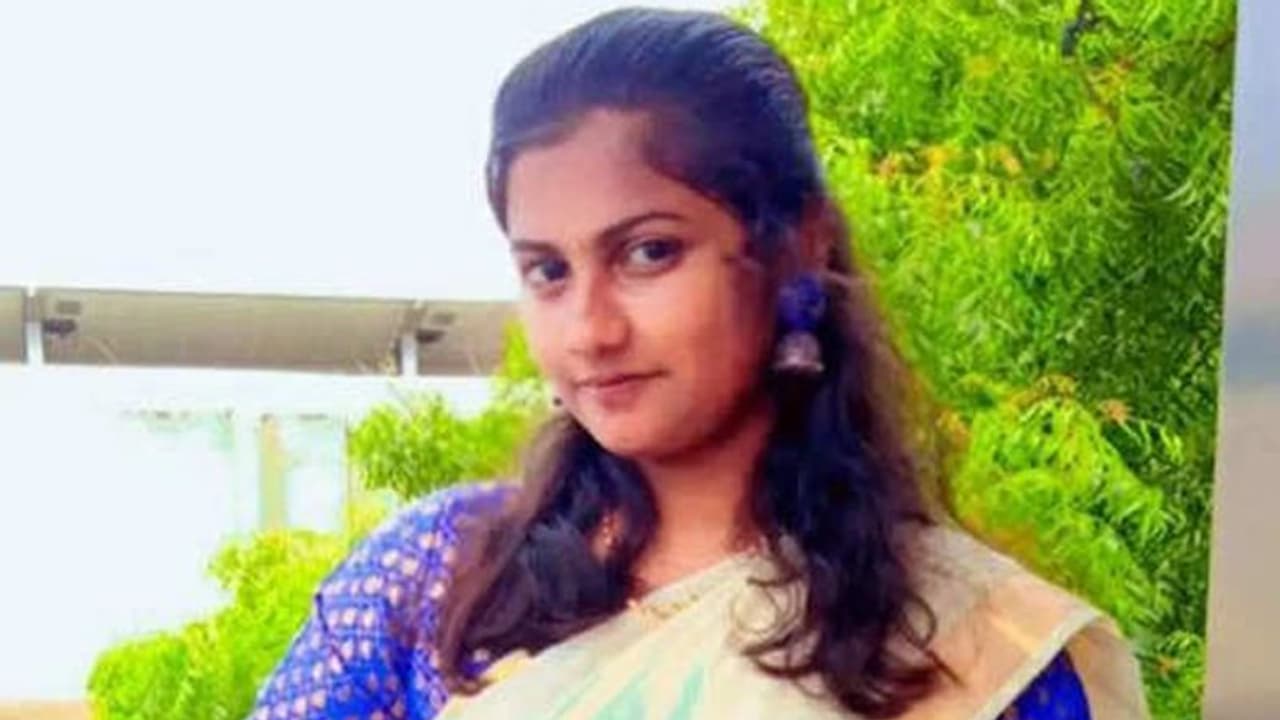 போன் செய்தால் எடுக்க இவ்வளவு நேரமா? கண்டித்த தாய்.. ஆத்திரத்தில் மகள் என்ன செய்தார் தெரியுமா? போன் செய்தால் எடுக்க இவ்வளவு நேரமா? கண்டித்த தாய்.. ஆத்திரத்தில் மகள் என்ன செய்தார் தெரியுமா?