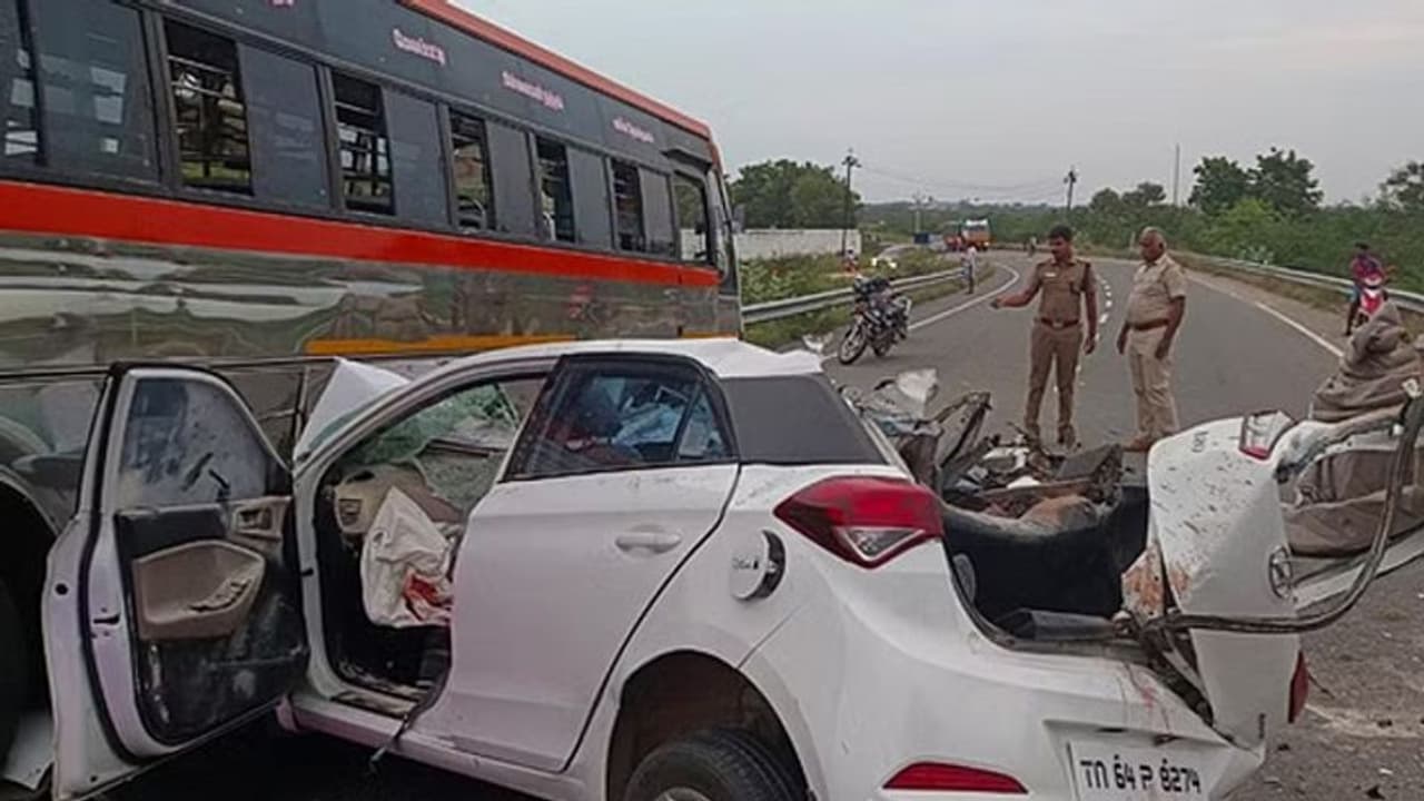 தனியார் பேருந்து மீது கார் பயங்கர மோதல்.. 4 என்ஜினீயரிங் கல்லூரி மாணவர்கள் பலி..! 