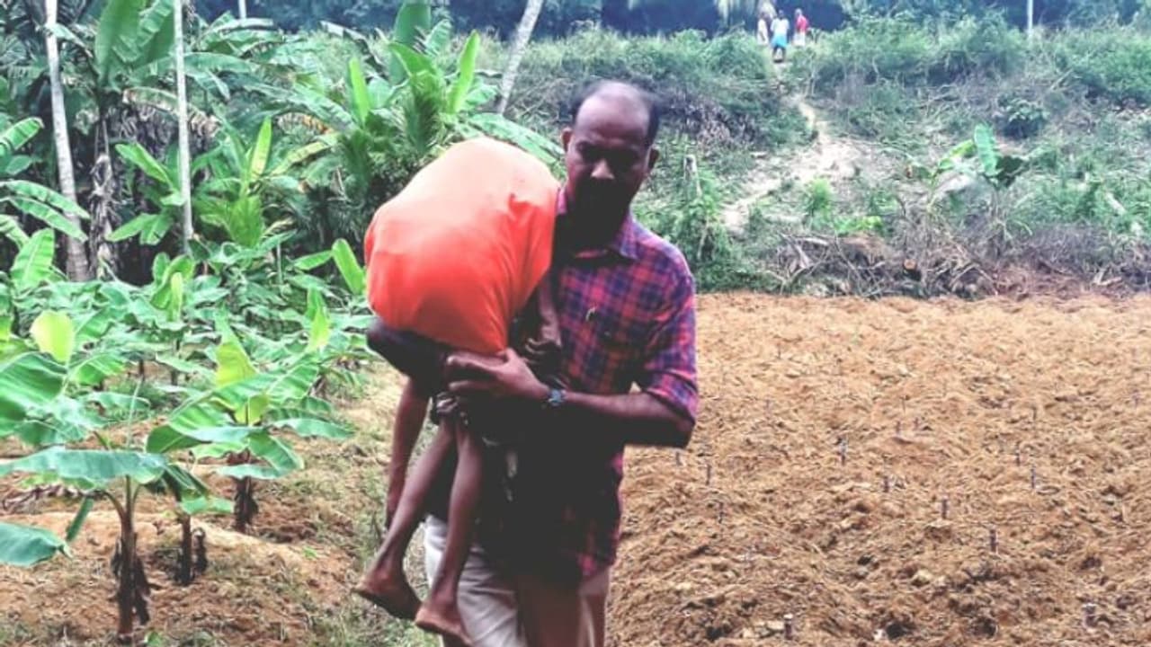 വയോധികയെ ട്രെയിന് തട്ടി, ആംബുലന്സ് കാത്തു നില്ക്കാതെ തോളില് ചുമന്ന് ആശുപത്രിയിലെത്തിച്ച് പൊലീസുകാരന് വയോധികയെ ട്രെയിന് തട്ടി, ആംബുലന്സ് കാത്തു നില്ക്കാതെ തോളില് ചുമന്ന് ആശുപത്രിയിലെത്തിച്ച് പൊലീസുകാരന്