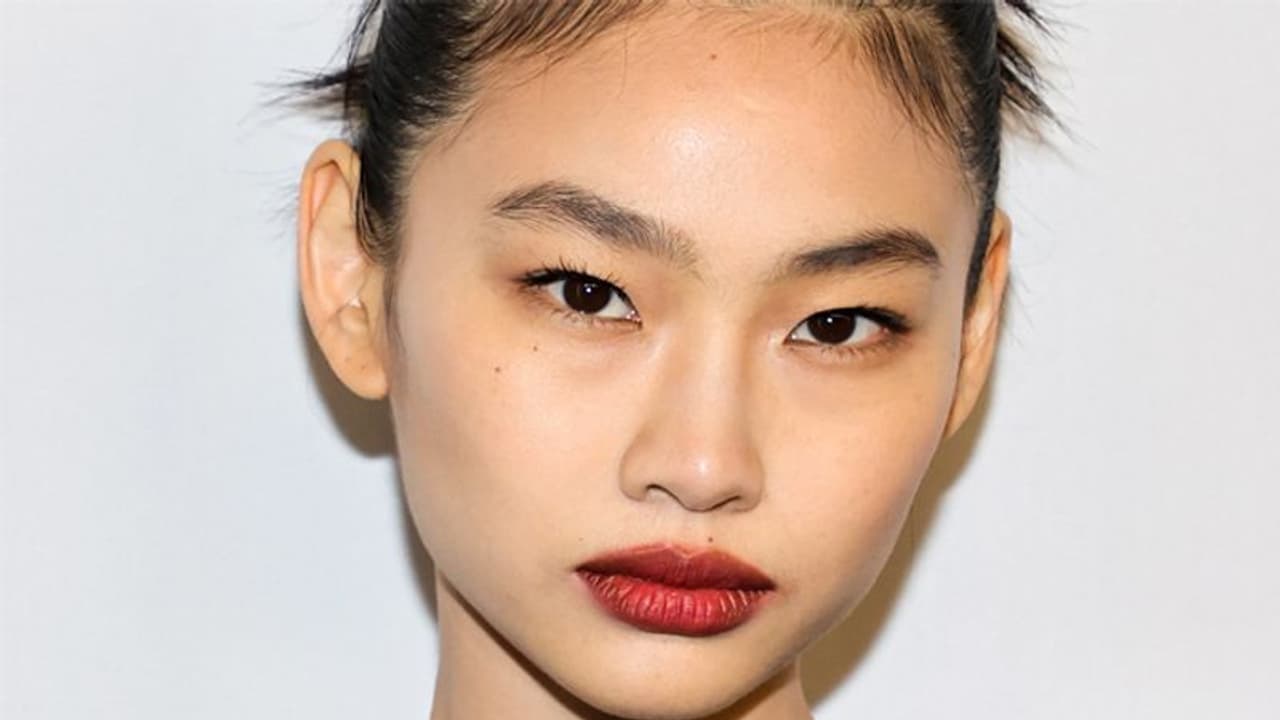 इस देश में महिलाओं को लाल रंग की लिपस्टिक लगाना है बैन, बाल खोलने से लेकर कलर करने पर भी है प्रतिबंध इस देश में महिलाओं को लाल रंग की लिपस्टिक लगाना है बैन, बाल खोलने से लेकर कलर करने पर भी है प्रतिबंध