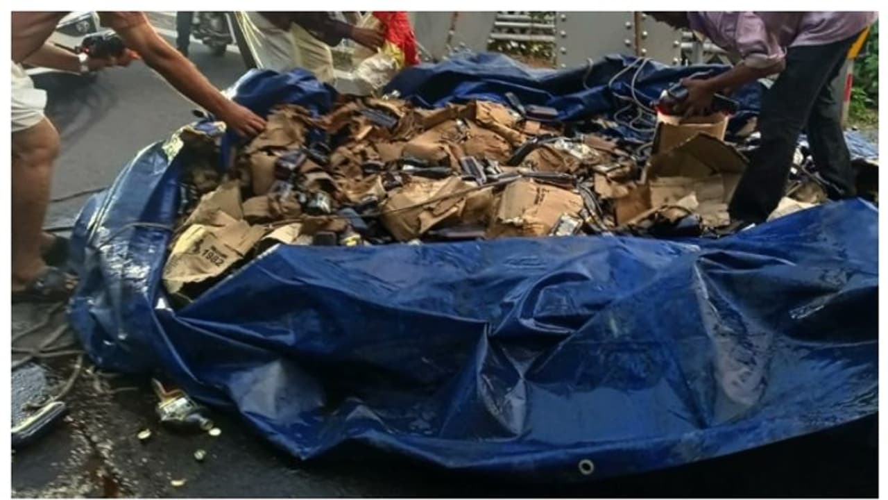 ഫറോകില് മദ്യം കയറ്റിവന്ന ലോറി ഇടിച്ചു, റോഡില് വീണ കുപ്പികള് നാട്ടുകാര് കൊണ്ടുപോയി ഫറോകില് മദ്യം കയറ്റിവന്ന ലോറി ഇടിച്ചു, റോഡില് വീണ കുപ്പികള് നാട്ടുകാര് കൊണ്ടുപോയി