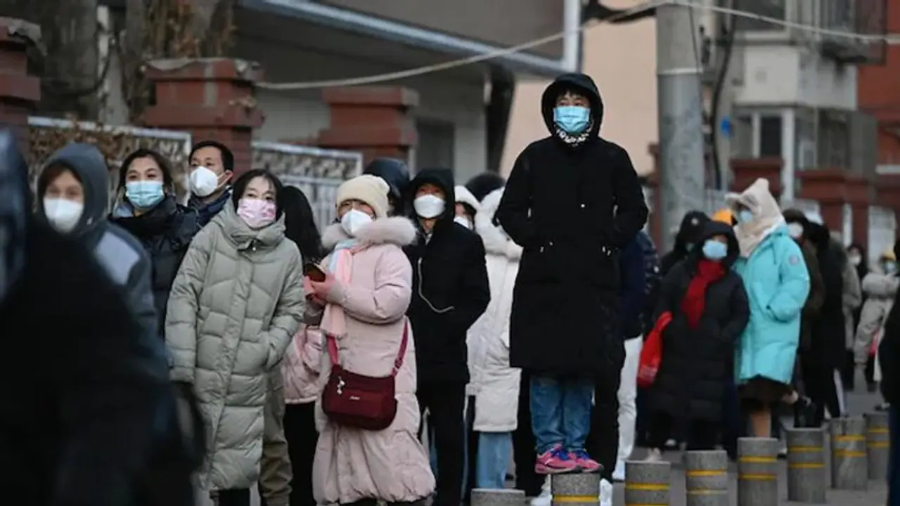 चीन में कोरोना का तांडव, 60% लोगों को कोविड होने की संभावना, लाखों लोगों की मौत का अनुमान चीन में कोरोना का तांडव, 60% लोगों को कोविड होने की संभावना, लाखों लोगों की मौत का अनुमान