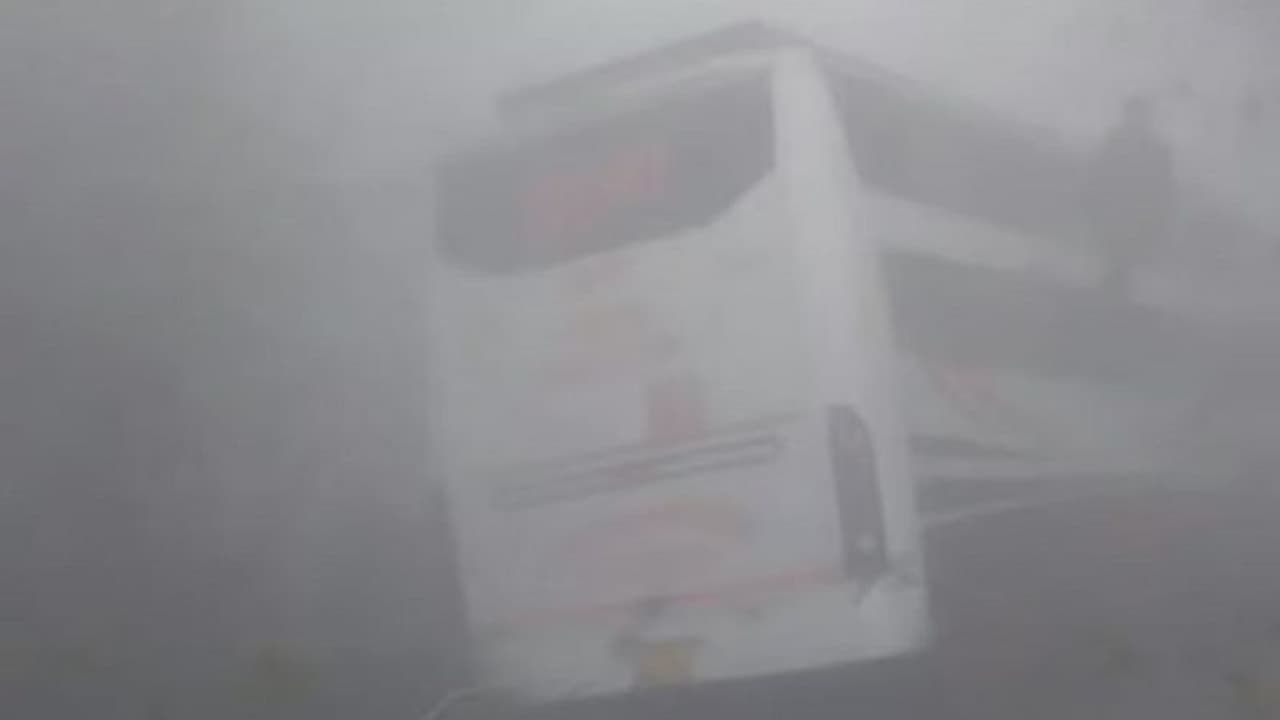 नोएडा एक्सप्रेस वे की रेलिंग तोड़ कई फीट नीचे गिरी बस, गहरी खाई में गिरने से 1 की मौत व 15 गंभीर रूप से घायल