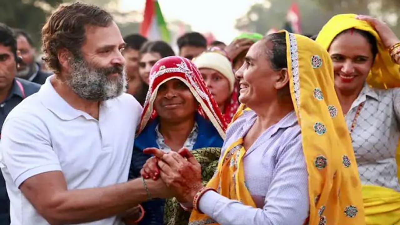 भारत जोड़ो यात्रा का राजस्थान में आखिरी दिन, भारी भीड़ से रुक कर मिल रहे राहुल गांधी, जानें क्या है आगे का प्लान भारत जोड़ो यात्रा का राजस्थान में आखिरी दिन, भारी भीड़ से रुक कर मिल रहे राहुल गांधी, जानें क्या है आगे का प्लान