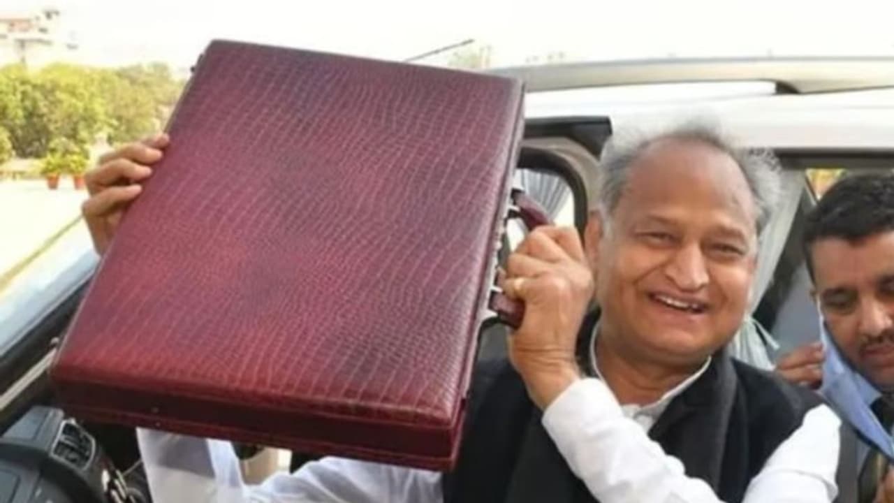 राजस्थान में 500 रुपए गैस सिलेंडर, 70 लाख परिवारों के हर महीने 350 करोड़...CM अशोक गहलोत के बंपर ऐलान राजस्थान में 500 रुपए गैस सिलेंडर, 70 लाख परिवारों के हर महीने 350 करोड़...CM अशोक गहलोत के बंपर ऐलान