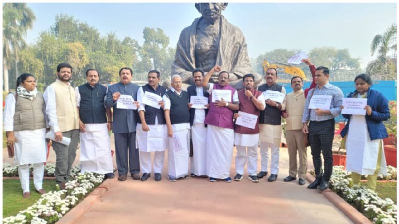 'വനമേഖലയോട് ചേർന്ന കൃഷിഭൂമി പോലും പരിസ്ഥിതി ലോല മേഖലയായി'; പാർലമെന്റ് വളപ്പിൽ യുഡിഎഫ് എംപിമാരുടെ പ്രതിഷേധം 'വനമേഖലയോട് ചേർന്ന കൃഷിഭൂമി പോലും പരിസ്ഥിതി ലോല മേഖലയായി'; പാർലമെന്റ് വളപ്പിൽ യുഡിഎഫ് എംപിമാരുടെ പ്രതിഷേധം