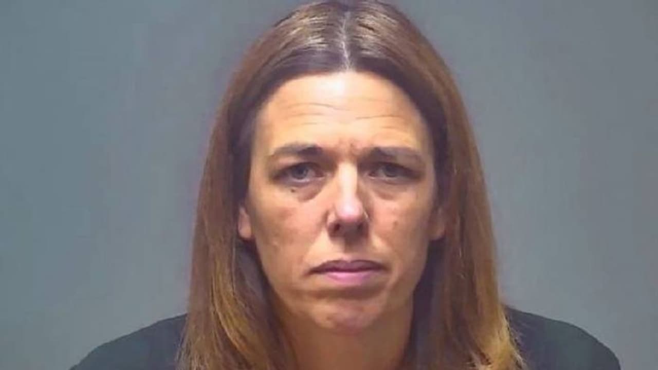 വ്യാജ അക്കൗണ്ടിലൂടെ സ്ഥിരം അധിക്ഷേപ കമന്റുകൾ, പൊലീസന്വേഷണത്തിൽ കണ്ടെത്തിയ പ്രതി സ്വന്തം അമ്മ! വ്യാജ അക്കൗണ്ടിലൂടെ സ്ഥിരം അധിക്ഷേപ കമന്റുകൾ, പൊലീസന്വേഷണത്തിൽ കണ്ടെത്തിയ പ്രതി സ്വന്തം അമ്മ!