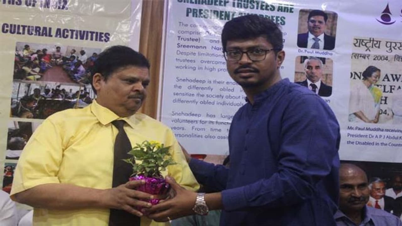 बचपन में चली गई थी आंखों की रोशनी फिर भी बने बैंक के डिविजनल मैनेजर, ऐसे ही लोगों को काबिल बनाकर दिला रहे जॉब बचपन में चली गई थी आंखों की रोशनी फिर भी बने बैंक के डिविजनल मैनेजर, ऐसे ही लोगों को काबिल बनाकर दिला रहे जॉब