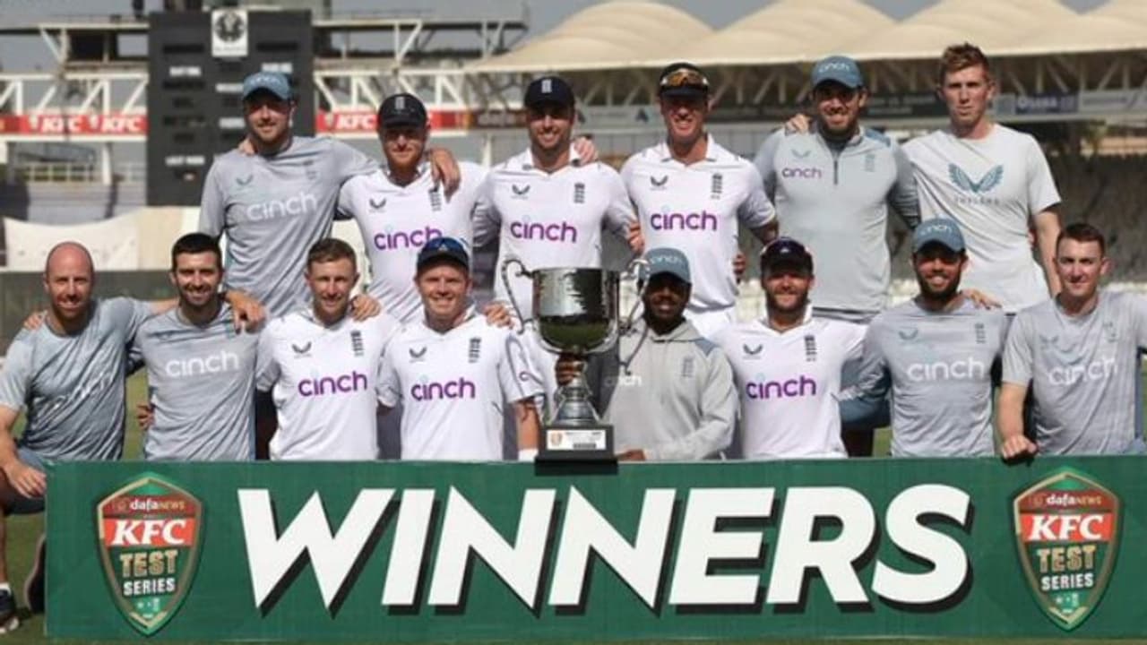 పాకిస్తాన్ పరాజయం పరిపూర్ణం.. క్లీన్ స్వీప్ చేసిన ఇంగ్లాండ్.. బాబర్ సేనకు ఘోర అవమానం పాకిస్తాన్ పరాజయం పరిపూర్ణం.. క్లీన్ స్వీప్ చేసిన ఇంగ్లాండ్.. బాబర్ సేనకు ఘోర అవమానం