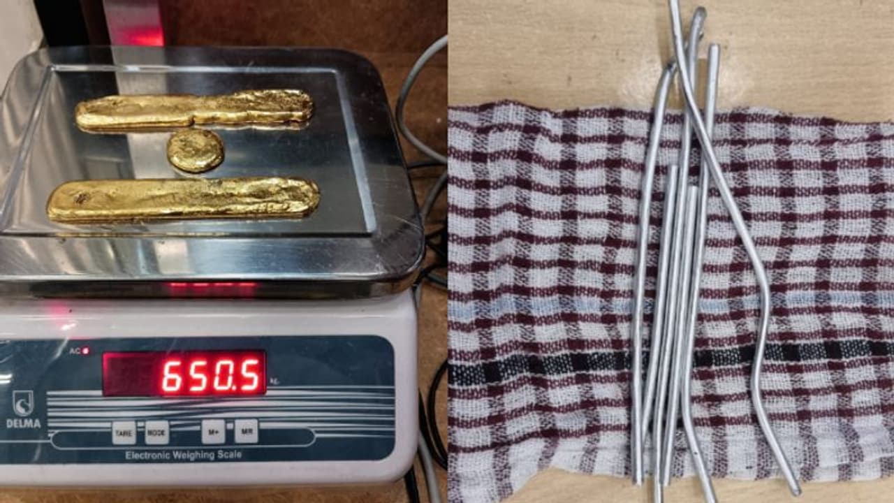 വീണ്ടും സ്വർണവേട്ട: കണ്ണൂരിൽ 2 യാത്രക്കാർ പിടിയിൽ, 50 ലക്ഷം വിലവരുന്ന സ്വർണം പിടികൂടി വീണ്ടും സ്വർണവേട്ട: കണ്ണൂരിൽ 2 യാത്രക്കാർ പിടിയിൽ, 50 ലക്ഷം വിലവരുന്ന സ്വർണം പിടികൂടി