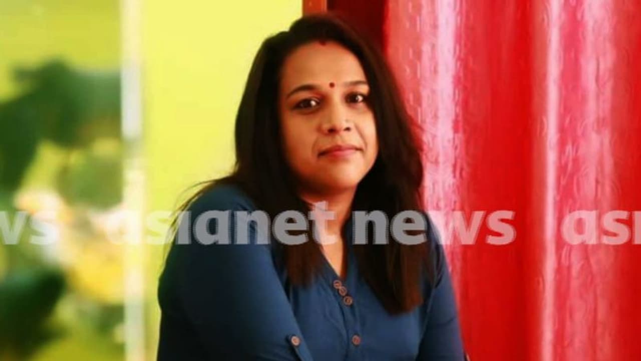 ടൈറ്റാനിയം ജോലി തട്ടിപ്പ്: തന്നെ കുടുക്കിയതെന്ന് ദിവ്യാ നായര്, പ്രതികരണം തെളിവെടുപ്പിനിടെ ടൈറ്റാനിയം ജോലി തട്ടിപ്പ്: തന്നെ കുടുക്കിയതെന്ന് ദിവ്യാ നായര്, പ്രതികരണം തെളിവെടുപ്പിനിടെ