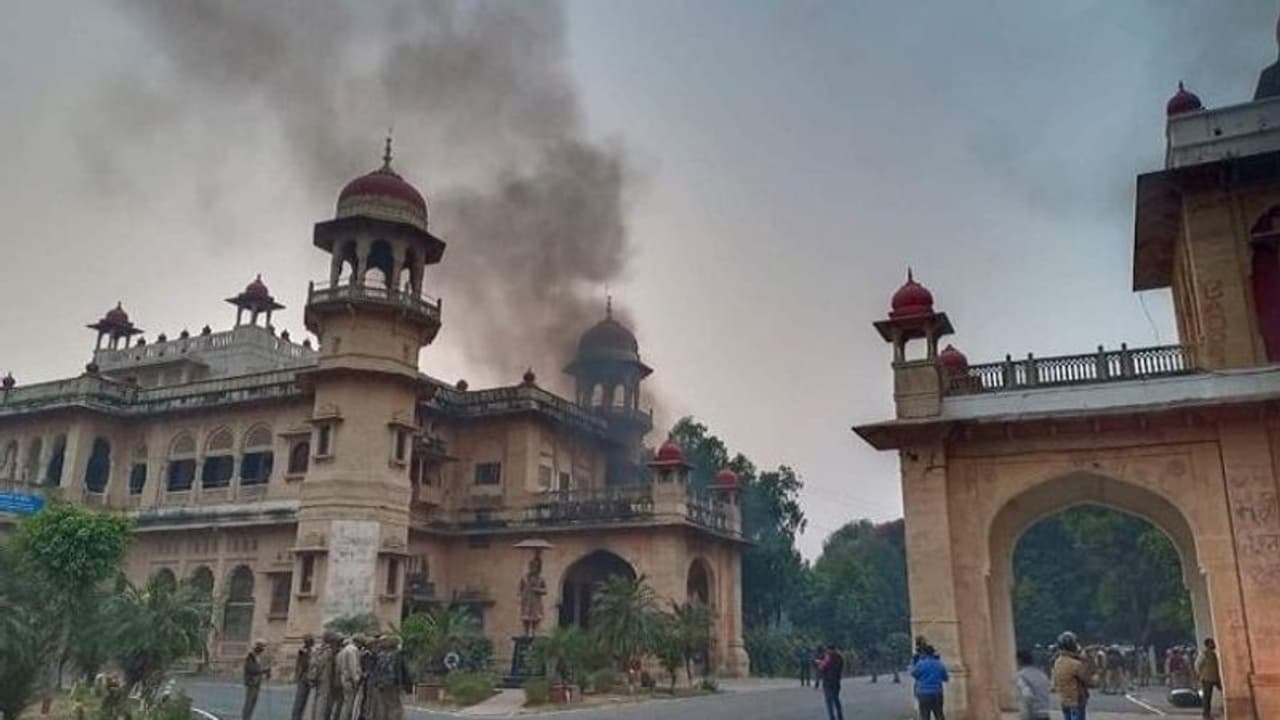 प्रयागराज: आंदोलन की आग में सुलगा इलाहाबाद विश्वविद्यालय, जरा सी चूक से हुई पूरी घटना