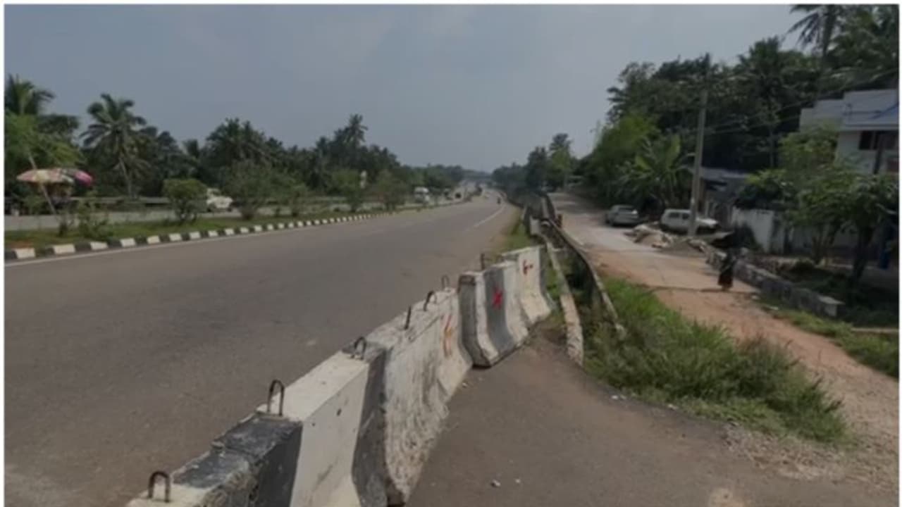 എല്ലാം ശരിയാക്കുമെന്ന് പറഞ്ഞ് ഏഴ് കൊല്ലം കഴിഞ്ഞു; പോറോഡുകാര്ക്ക് റോഡിലേക്ക് ഇറങ്ങാന് ഇന്നും വഴിയില്ല എല്ലാം ശരിയാക്കുമെന്ന് പറഞ്ഞ് ഏഴ് കൊല്ലം കഴിഞ്ഞു; പോറോഡുകാര്ക്ക് റോഡിലേക്ക് ഇറങ്ങാന് ഇന്നും വഴിയില്ല