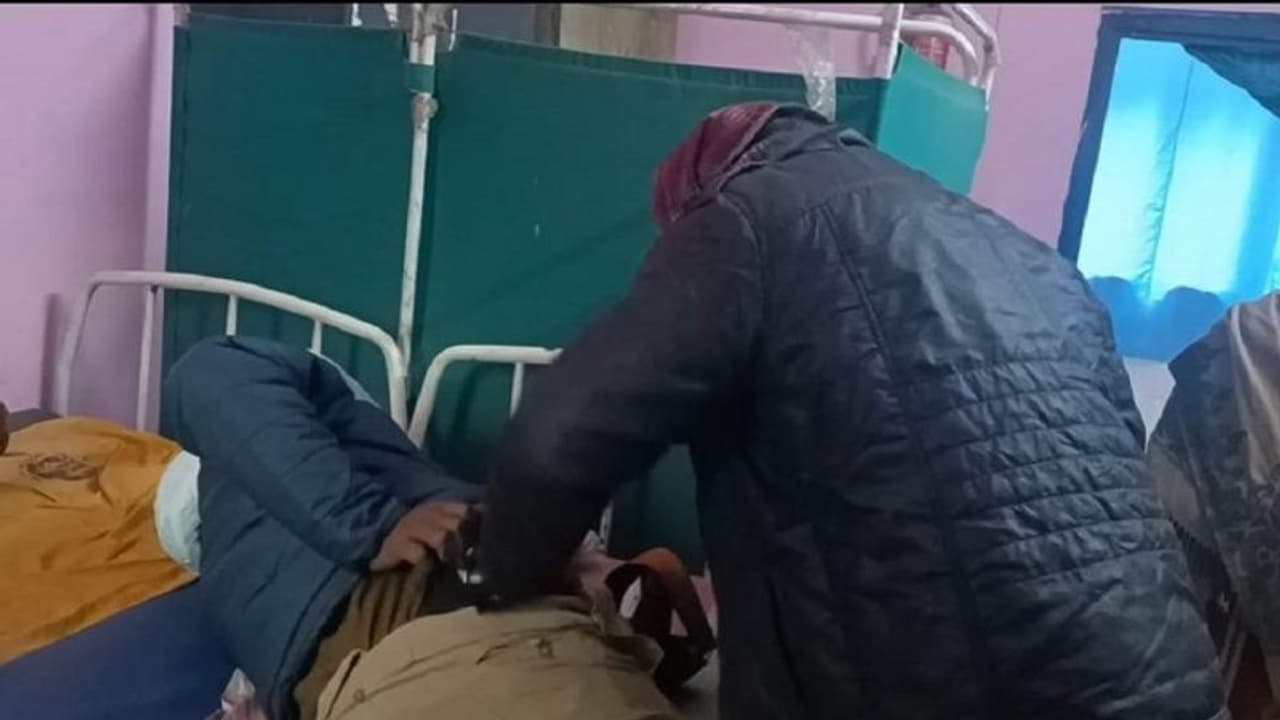अवैध शराब कारोबारियों के घर छापेमारी करने गई पुलिस टीम पर हमला, गाडियां तोड़ी, कई लोग जख्मी अवैध शराब कारोबारियों के घर छापेमारी करने गई पुलिस टीम पर हमला, गाडियां तोड़ी, कई लोग जख्मी