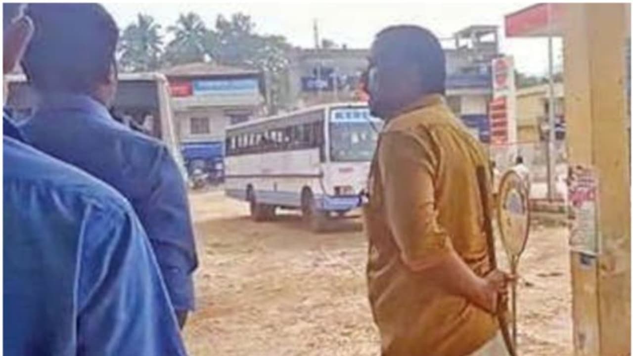 കെഎസ്ആർടിസി സ്റ്റാൻഡിൽ ജാക്കിലിവറുമായെത്തി സ്വകാര്യ ബസ് ജീവനക്കാരന്റെ വധഭീഷണി കെഎസ്ആർടിസി സ്റ്റാൻഡിൽ ജാക്കിലിവറുമായെത്തി സ്വകാര്യ ബസ് ജീവനക്കാരന്റെ വധഭീഷണി