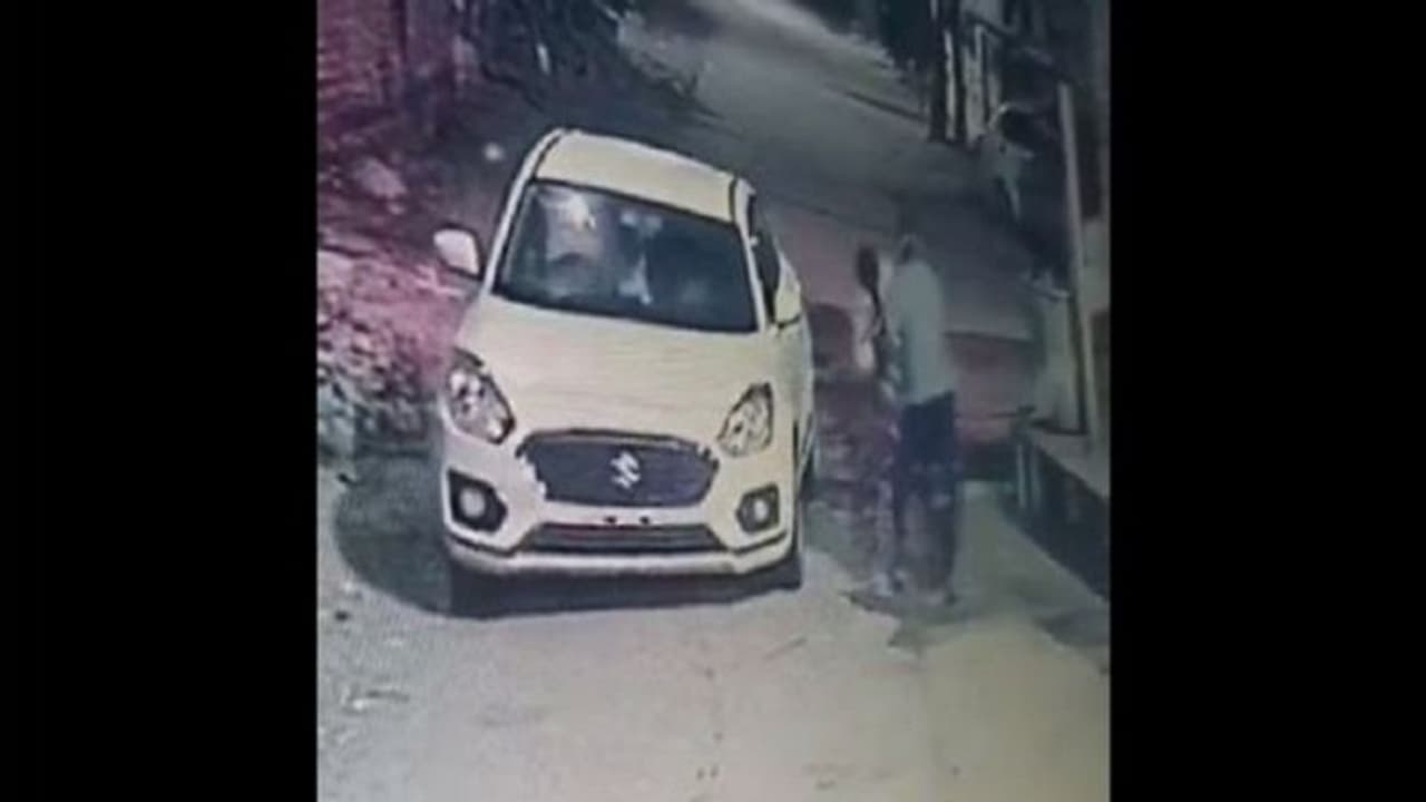 தென்காசியில் காதல் திருமணம் செய்த பெண்ணை கடத்தி சென்ற உறவினர்கள் தென்காசியில் காதல் திருமணம் செய்த பெண்ணை கடத்தி சென்ற உறவினர்கள்