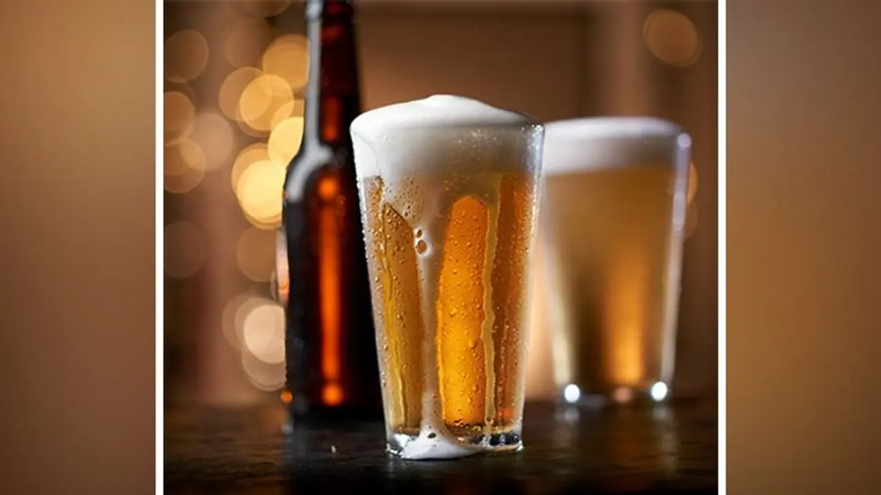 గ్లాసులో బీర్ ఎలా పోస్తున్నారు? ఒక వైపు వంచి పోస్తే పొట్టకు మంచిది కాదు! ఎలా పోయాలంటే? గ్లాసులో బీర్ ఎలా పోస్తున్నారు? ఒక వైపు వంచి పోస్తే పొట్టకు మంచిది కాదు! ఎలా పోయాలంటే?