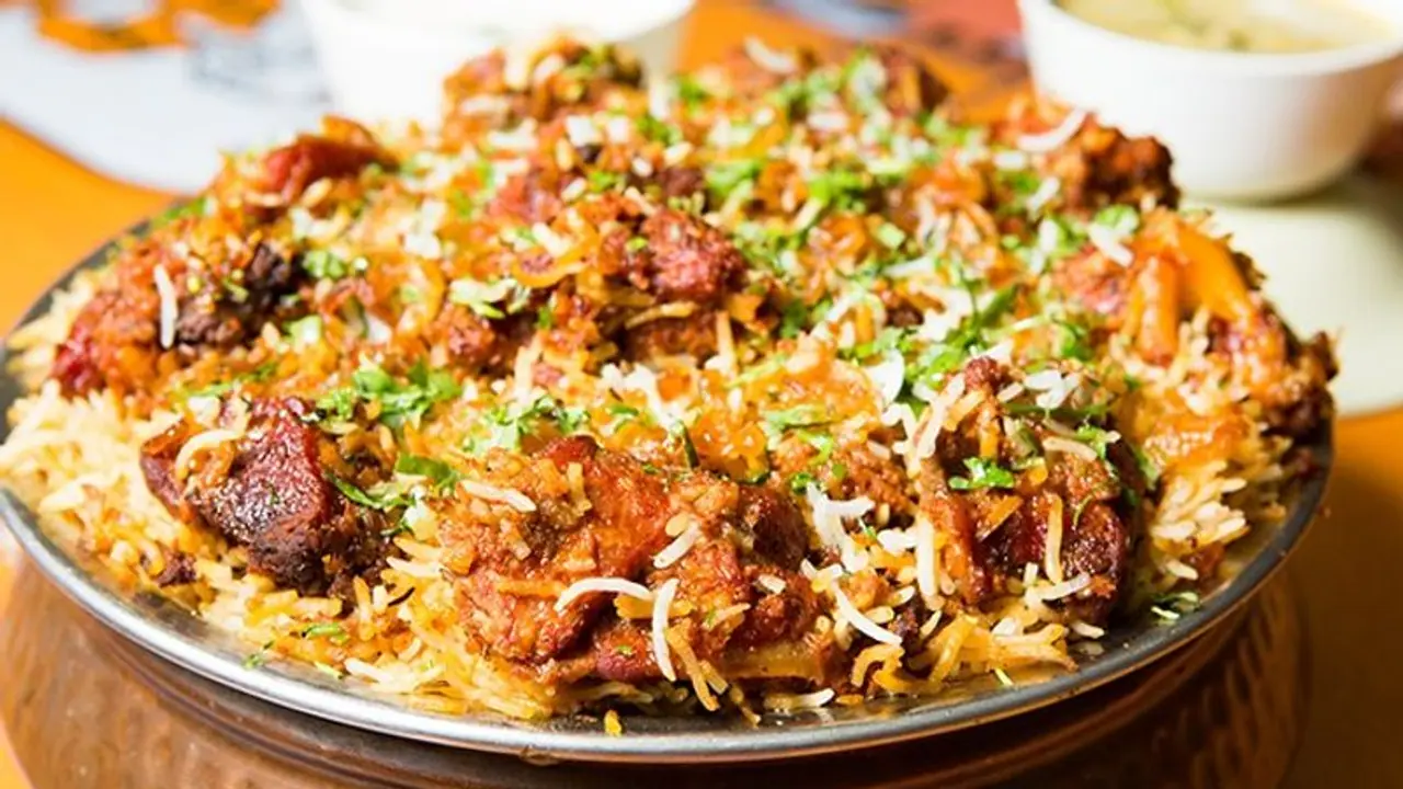 Chicken in veg biryani! Twitter user's complain goes viral; forces Zomato to respond Chicken in veg biryani! Twitter user's complain goes viral; forces Zomato to respond