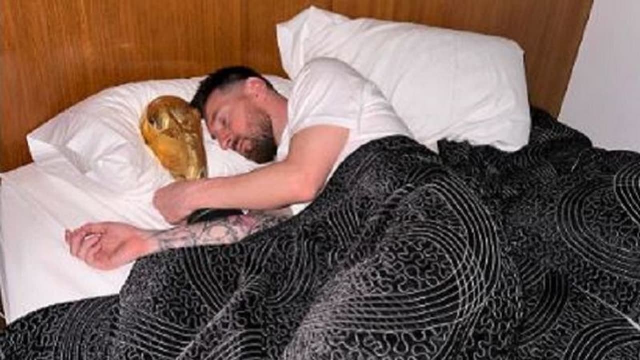 FIFA ವಿಶ್ವಕಪ್ ಟ್ರೋಫಿ ತಬ್ಬಿಕೊಂಡೇ ಮಲಗಿದ ಲಿಯೋನೆಲ್ ಮೆಸ್ಸಿ..! FIFA ವಿಶ್ವಕಪ್ ಟ್ರೋಫಿ ತಬ್ಬಿಕೊಂಡೇ ಮಲಗಿದ ಲಿಯೋನೆಲ್ ಮೆಸ್ಸಿ..!